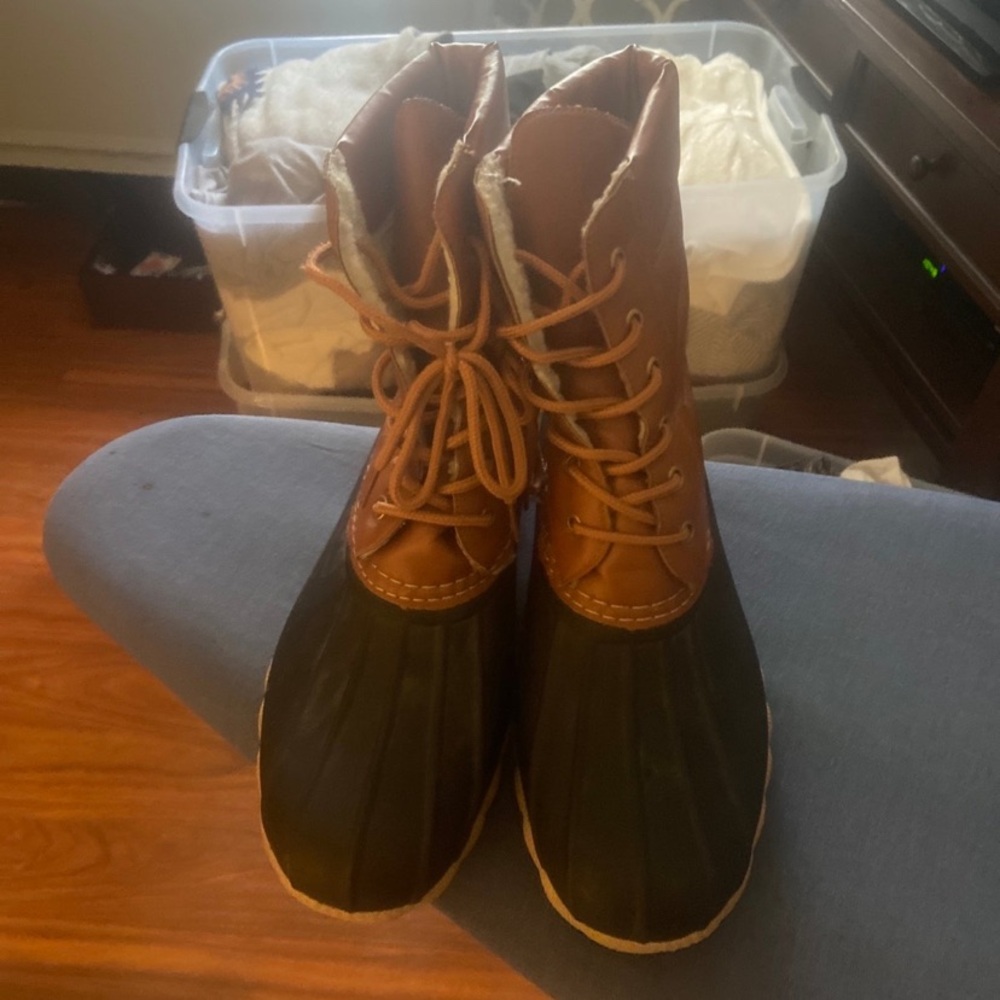Duck boots size 10